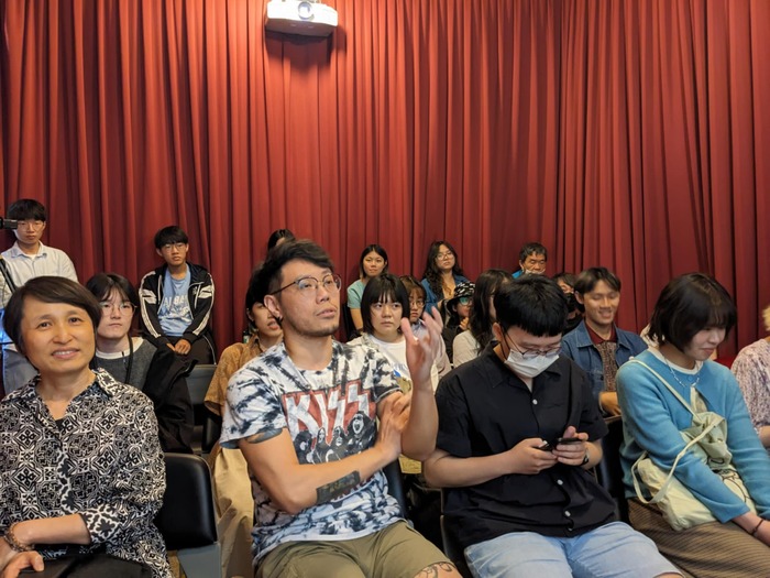 穆宜慧同學和觀眾分享 聯合製作《招弟的老厝 》的製作前期歷程與心 得 (拍攝：林建志)