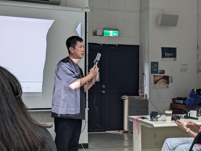 劉聖賢老師在「音像配 樂溝通與合作規劃」工 作坊中說明錄音設備的 使用方式。 (拍攝:林億茹)