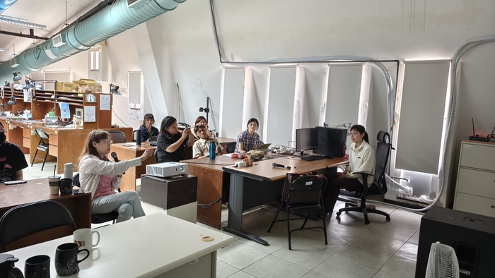 吳鴻樂老師在「音像配 樂溝通與合作規劃」工 作坊為林億茹同學的動 畫作品給予配樂上的建 議。 (拍攝:林建志)